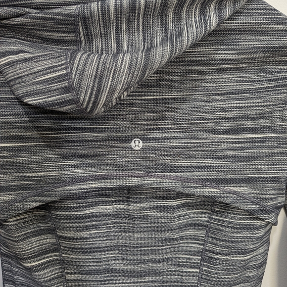 lululemon Women's Size 8 Gray Heather Zippered Hooded Jacket - Picture 6 of 7